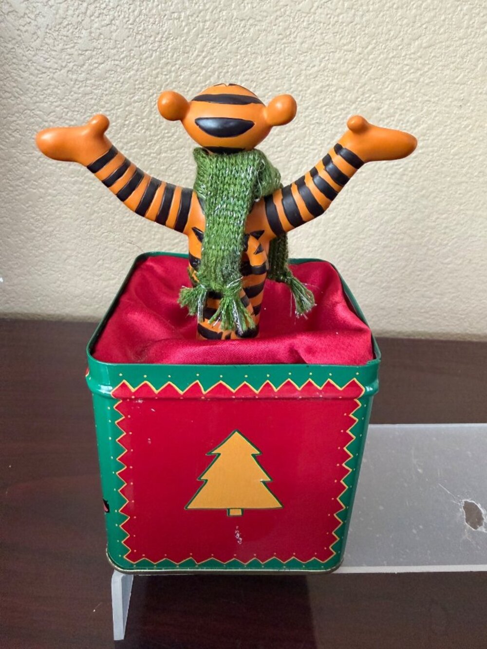 1999 Disney Store Tigger "A Christmas to Remember" Tin Box Stocking Holder - Picture 3 of 12